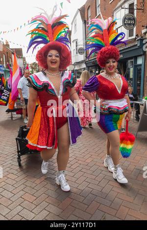 Inghilterra, Kent, Canterbury, l'annuale Canterbury Pride Parade, due colorate Drag Queens che camminano lungo il tragitto per la Pride Parade Foto Stock