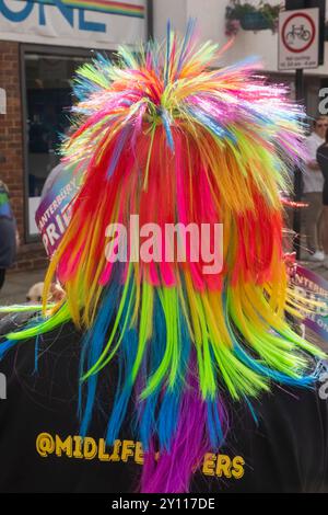 Inghilterra, Kent, Canterbury, l'annuale Canterbury Pride Parade, parrucca colorata Foto Stock