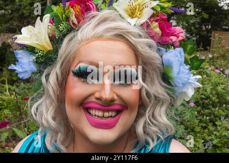 Inghilterra, Kent, Canterbury, la Parata annuale del Pride di Canterbury, colorato partecipante Foto Stock