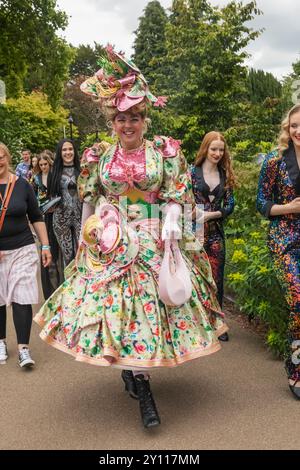 Inghilterra, Kent, Canterbury, la Parata annuale del Pride di Canterbury, colorato partecipante Foto Stock