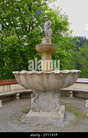 Repubblica Ceca, Rožmberk nad Vltavou - 7 maggio 2024: Fontana con statua al castello di Rožmberk nella Boemia meridionale. Foto Stock