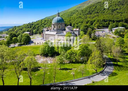 Veduta aerea della cupola della basilica superiore del Santuario di Oropa in estate, biella, provincia di biella, Piemonte, Italia, Europa. Foto Stock