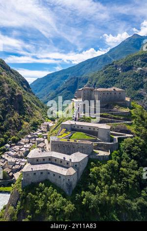Vista aerea dell'imponente fortezza di forte di Bard in estate. Bard, Valle d'Aosta, Italia, Europa. Foto Stock