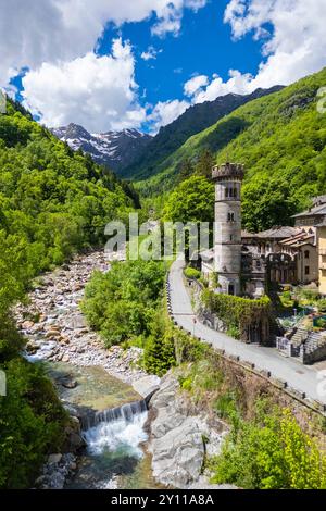 Veduta aerea del castello di Rosazza e del borgo antico. Rosazza, valle del Cervo, provincia di biella, Piemonte, Italia. Foto Stock