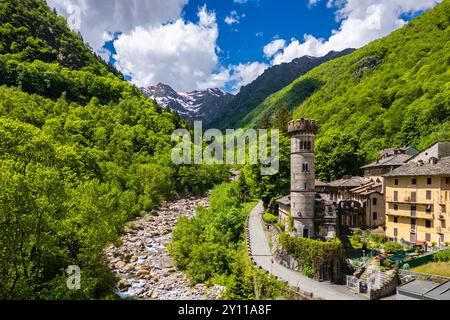 Veduta aerea del castello di Rosazza e del borgo antico. Rosazza, valle del Cervo, provincia di biella, Piemonte, Italia. Foto Stock