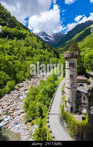 Veduta aerea del castello di Rosazza e del borgo antico. Rosazza, valle del Cervo, provincia di biella, Piemonte, Italia. Foto Stock