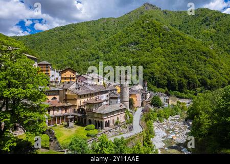 Veduta aerea del castello di Rosazza e del borgo antico. Rosazza, valle del Cervo, provincia di biella, Piemonte, Italia. Foto Stock