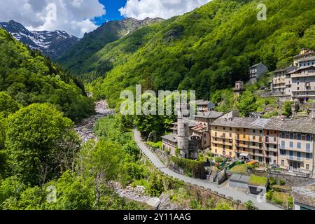 Veduta aerea del castello di Rosazza e del borgo antico. Rosazza, valle del Cervo, provincia di biella, Piemonte, Italia. Foto Stock