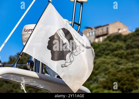 La bandiera della Corsica con la testa del Moro. Porto Vecchio, Corse-du-Sud, Corsica, Francia Foto Stock