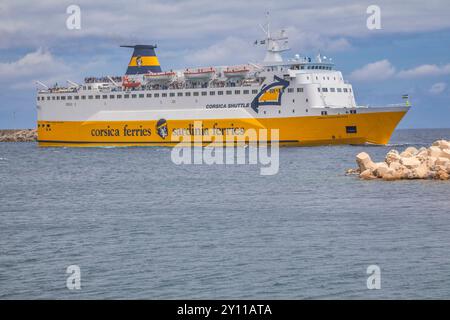 Un traghetto che arriva al porto di Bastia, Haute-Corse, alta Corsica, Francia Foto Stock