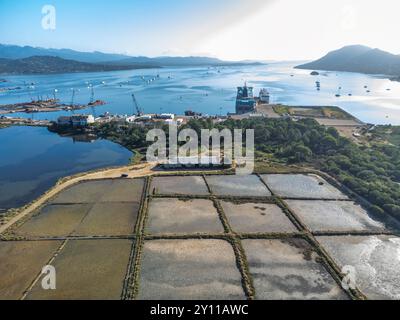 Vista aerea delle saline di Porto Vecchio, non più in funzione dalla fine degli anni '80, oggi meta perfetta per passeggiate nella natura nei dintorni della città, Corse-du-Sud, Corsica, Francia Foto Stock