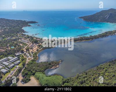 Vista aerea della spiaggia sabbiosa di Santa Giulia con il caratteristico laghetto d'acqua salmastra de Santa Giulia alle spalle, Porto Vecchio, Corsica meridionale, Francia Foto Stock