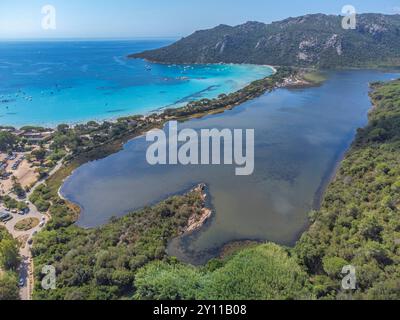 Vista aerea della spiaggia sabbiosa di Santa Giulia con il caratteristico laghetto d'acqua salmastra de Santa Giulia alle spalle, Porto Vecchio, Corsica meridionale, Francia Foto Stock