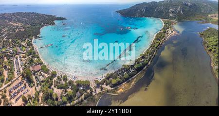 Vista aerea della spiaggia sabbiosa di Santa Giulia con il caratteristico laghetto d'acqua salmastra de Santa Giulia alle spalle, Porto Vecchio, Corsica meridionale, Francia Foto Stock