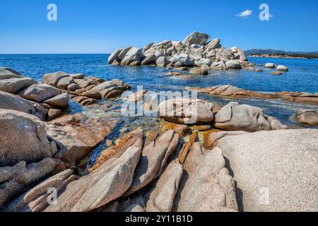 Formazioni rocciose di granito sulla spiaggia di Tamaricciu, Palombaggia, Porto Vecchio, Corse-du-Sud, Corsica, Francia Foto Stock