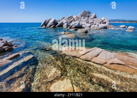 Formazioni rocciose di granito sulla spiaggia di Tamaricciu, Palombaggia, Porto Vecchio, Corse-du-Sud, Corsica, Francia Foto Stock