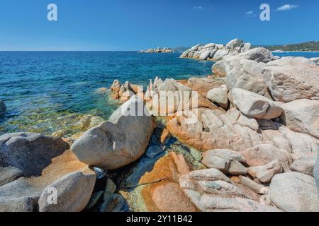 Formazioni rocciose di granito sulla spiaggia di Tamaricciu, Palombaggia, Porto Vecchio, Corse-du-Sud, Corsica, Francia Foto Stock