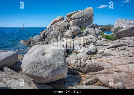 Formazioni rocciose di granito sulla spiaggia di Tamaricciu, Palombaggia, Porto Vecchio, Corse-du-Sud, Corsica, Francia Foto Stock