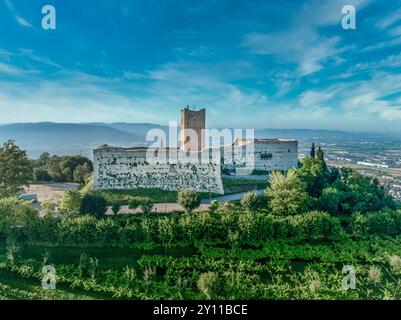 Veduta aerea dei castelli di Romeo e Giulietta a Montecchio maggiore, rara coppia di fortificazioni di montagna in Italia con torri quadrate che funzionano a teatro Foto Stock