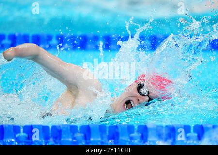 Toni Shaw della Gran Bretagna nella finale femminile 100m Freestyle S9 alla Paris la Defense Arena il settimo giorno dei Giochi Paralimpici estivi di Parigi 2024. Data foto: Mercoledì 4 settembre 2024. Foto Stock