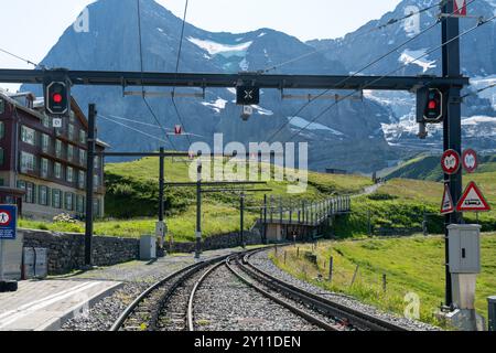 Kleine Scheidegg, Svizzera - 25 luglio 2025: Stazione ferroviaria - il treno svizzero viaggia da Lauterbrunnen a Kleine Scheidegg nelle Alpi svizzere in somma Foto Stock