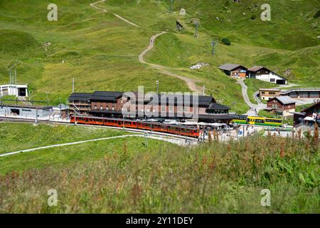 Kleine Scheidegg, Svizzera - 25 luglio 2025: Stazione ferroviaria - il treno svizzero viaggia da Lauterbrunnen a Kleine Scheidegg nelle Alpi svizzere in somma Foto Stock