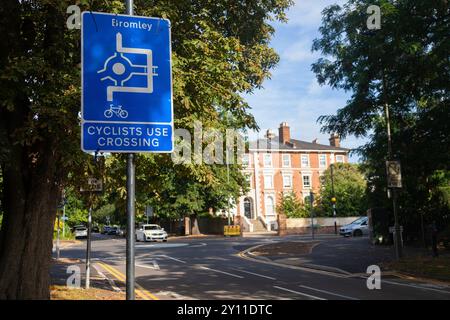 Mini rotatoria di recente installazione con disposizioni speciali per i ciclisti. Periferia di Londra, Regno Unito Foto Stock