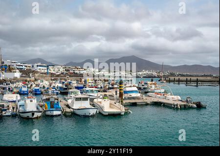 Spagna, Provincia Las Palmas, Isole Canarie, Lanzarote, Playa Blanca, porto, barche Foto Stock