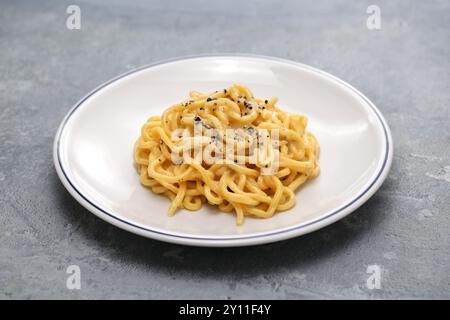 Pasta al formaggio e al pepe (tonnarelli cacio e pepe), cucina tradizionale di Roma, Italia Foto Stock