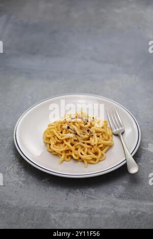 Pasta al formaggio e al pepe (tonnarelli cacio e pepe), cucina tradizionale di Roma, Italia Foto Stock