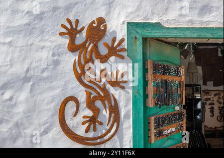 Spagna, provincia di Las Palmas, Isole Canarie, Lanzarote, Teguise, negozio, dettaglio, souvenir, decorazioni murali Foto Stock