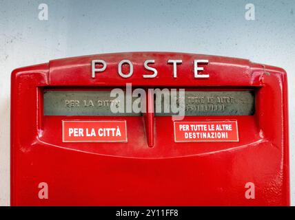 Cannero Riviera, Italia. 14 agosto 2024. Una casella di lettere rossa con la scritta "Poste" è attaccata al muro di una casa vicino al lungomare sul Lago maggiore nel centro della città. Credito: Soeren Stache/dpa/Alamy Live News Foto Stock