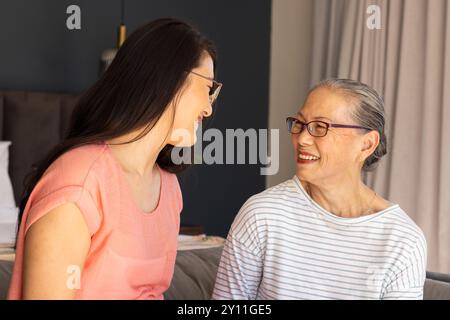 sorridente nonna asiatica e nipote, madre e figlia si legano e si godono il tempo di qualità Foto Stock