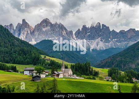 Santa Maddalena con vista sul gruppo delle Odle (3025 m), il Parco naturale Puez-Odle, la Valle di Villnöss, il Trentino-alto Adige, Villnöss, valle di Villnöss, Provincia di Bolzano, alto Adige, alto Adige, Alpi, Dolomiti, Parco naturale Puez-Odle, gruppo Odle, Trentino-alto Adige, Italia, Italia Foto Stock