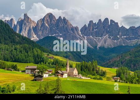 Santa Maddalena con vista sul gruppo delle Odle (3025 m), il Parco naturale Puez-Odle, la Valle di Villnöss, il Trentino-alto Adige, Villnöss, valle di Villnöss, Provincia di Bolzano, alto Adige, alto Adige, Alpi, Dolomiti, Parco naturale Puez-Odle, gruppo Odle, Trentino-alto Adige, Italia, Italia Foto Stock