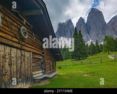 Vista dall'Alpe di Glatsch al gruppo Geisler, al Parco naturale Puez-Geisler, alla valle di Villnöss, Villnössstal, Villnösstal,, provincia di Bolzano, alto Adige, alto Adige, Alpi, Dolomiti, parco naturale Puez-Geisler, Trentino-alto Adige, Italia Foto Stock