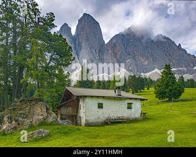 Vista dall'Alpe di Glatsch al gruppo Geisler, al Parco naturale Puez-Geisler, alla valle di Villnöss, Villnössstal, Villnösstal,, provincia di Bolzano, alto Adige, alto Adige, Alpi, Dolomiti, parco naturale Puez-Geisler, Trentino-alto Adige, Italia Foto Stock