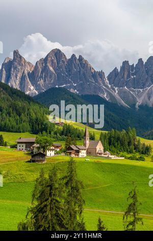 Santa Maddalena con vista sul gruppo delle Odle (3025 m), il Parco naturale Puez-Odle, la Valle di Villnöss, il Trentino-alto Adige, Villnöss, valle di Villnöss, Provincia di Bolzano, alto Adige, alto Adige, Alpi, Dolomiti, Parco naturale Puez-Odle, gruppo Odle, Trentino-alto Adige, Italia, Italia Foto Stock