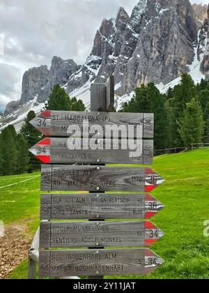 Indicazione per Geisleralm, Valle di Villnöss, Villnössstal, Villnösstal, Provincia di Bolzano, alto Adige, alto Adige, Alpi, Dolomiti, Parco naturale Puez-Geisler, gruppo Geisler, Trentino-alto Adige, Italia Foto Stock