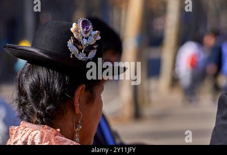 Partecipanti al carnevale folcloristico boliviano nel centro di Barcellona, Spagna Foto Stock