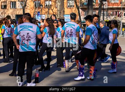 Partecipanti al carnevale folcloristico boliviano nel centro di Barcellona, Spagna Foto Stock