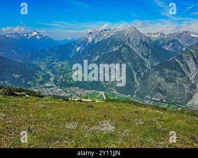 Vista della valle dell'Inn dalla vetta di Venet sopra Zams, Alpi dell'Inntal, Tirolo, Austria, lungo sentiero escursionistico E5, traversata alpina da Oberstdorf a Merano Foto Stock