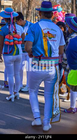 Partecipanti al carnevale folcloristico boliviano nel centro di Barcellona, Spagna Foto Stock