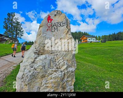 Escursionisti all'Alpe Glatsch, alla Valle di Villnöss, a Villnösstal, a Villnössstal, nella provincia di Bolzano, alto Adige, alto Adige, Alpi, Dolomiti, Parco naturale Puez-Geisler, gruppo Odle, Trentino-alto Adige, Italia Foto Stock