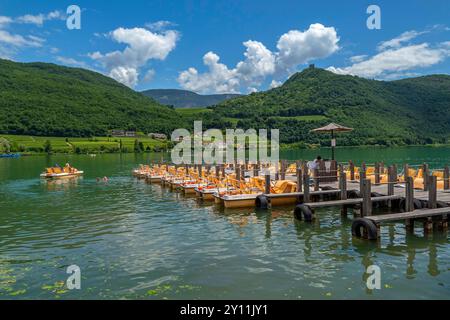 Noleggio pedalò sul Lago di Caldaro, Caldaro, strada del vino, Provincia di Bolzano, alto Adige, alto Adige, Trentino-alto Adige, Italia, Italia Foto Stock