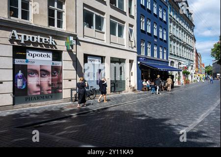 Copenhagen, Danimarca, 24 luglio 2024 - Central shopping Street nella città vecchia Foto Stock