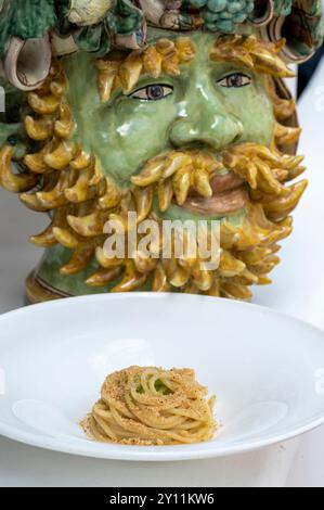 Italia, Mar Tirreno, Isole Lipari / Isole Eolie, Salina, piatto tipico, spaghetti aglio olio e peperoncino in guazzetto di mare e prezzemolo Foto Stock