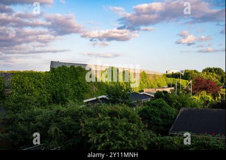 Copenhagen, Danimarca, 24 luglio 2024 - Vista ad alto angolo sugli appartamenti e ambiente verde nella zona di Kastrup Foto Stock