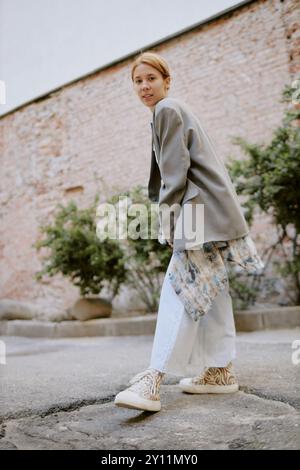 Goditi una passeggiata urbana in casual Outfit Outdoor Foto Stock