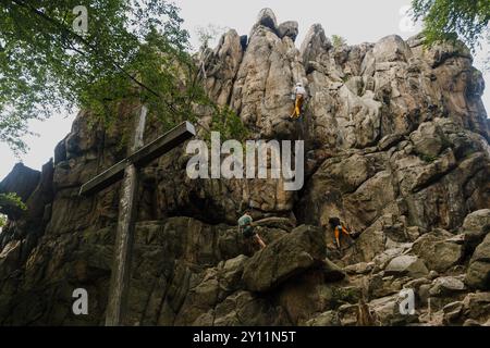 Sokoliki, Polonia. 31 agosto 2024. Gli scalatori sono visti salire la parete rocciosa nel settore di Sukiennice, con un scalatore libero visibile sulla destra, nella regione di arrampicata Sokoliki nel Voivodato della bassa Slesia, nel sud-ovest della Polonia. La regione di arrampicata Sokoliki (conosciuta anche come Soko'y o GÃ³ry Sokole) è molto popolare tra gli scalatori. La regione si trova nel sud-ovest della Polonia, a circa 15 km dalla città di Jelenia GÃ³ra. Durante la stagione calda, scalatori polacchi e stranieri visitano la regione per scalare le falesie di granito. (Immagine di credito: © Volha Shukaila/SOPA Images via ZUMA Pres Foto Stock